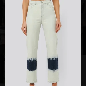 Jeans - Jeans med blåa sträck runt knäna