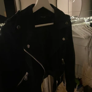 Jacka - Mockasydd jacka från vero moda, storlek s. Använd 1 gång. Nypris 999,95kr. Mitt pris 200kr + frakt/mötas 