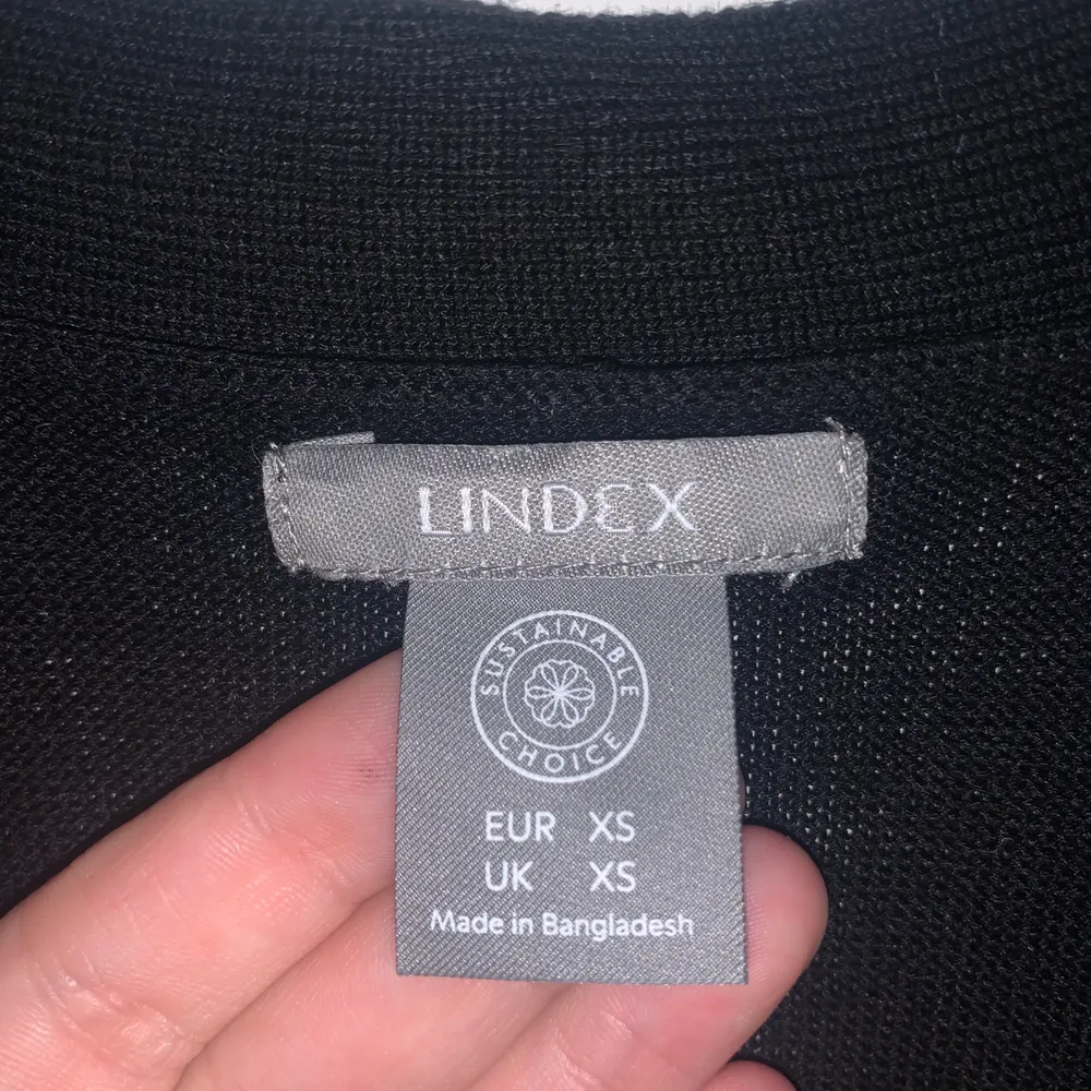 Svart kofta med knappar från Lindex strl XS. Bra skick, säljer för den inte kommer till användning.. Tröjor & Koftor.