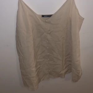 Linne från Gina strl 36 - Biege linne från Gina Tricot strl 36. Knappt annvänt, säljer för den inte kommer till användning.