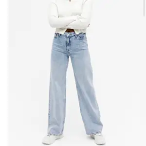 Helt nya jeans i modellen Yoko. De är aldrig använda och lappen är kvar. Köpta för 400kr. Pris kan diskuteras.🌻 Köparen står för eventuell frakt
