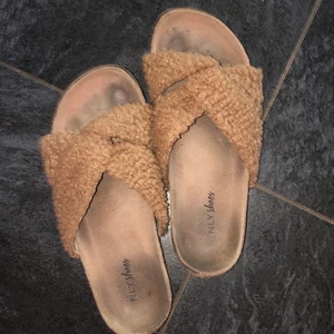 Tofflor - Jätte gulliga tofflor med ”får skinn”. Väl Använda men fint skick