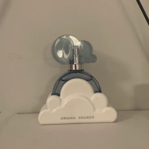 Cloud parfym - Säljer min knappt använda parfym ”Cloud” av Ariana Grande! Den doftar väldigt gott, som marshmallows och sockervadd 💕. Kan mötas upp i Stockholms innerstad och Bromma, annars tillkommer frakt.                                       Orginalpris: 440kr