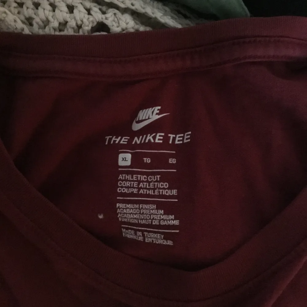 Snygg röd Niketröja, säljer för att jag ej använder! 💗☺️. T-shirts.