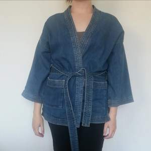 Jättefin kimonojacka i jeans från Noa Noa. Endast provad, nyskick. Nypris ca 1200 kr. Jag är 160 cm lång och väger 60 kg. Avhämtning Stockholm alt tillkommer frakt. 