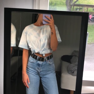 WEEKDAY t-shirt med batikmönster - Superfin t-shirt med batikmönster från weekday som är väldigt nyinköpt!! Endast använd en gång, säljes pga får ej användning för den. Köpt i storlek M för en oversize passform så att man kan knyta om man vill, jag är själv storlek XS 💙