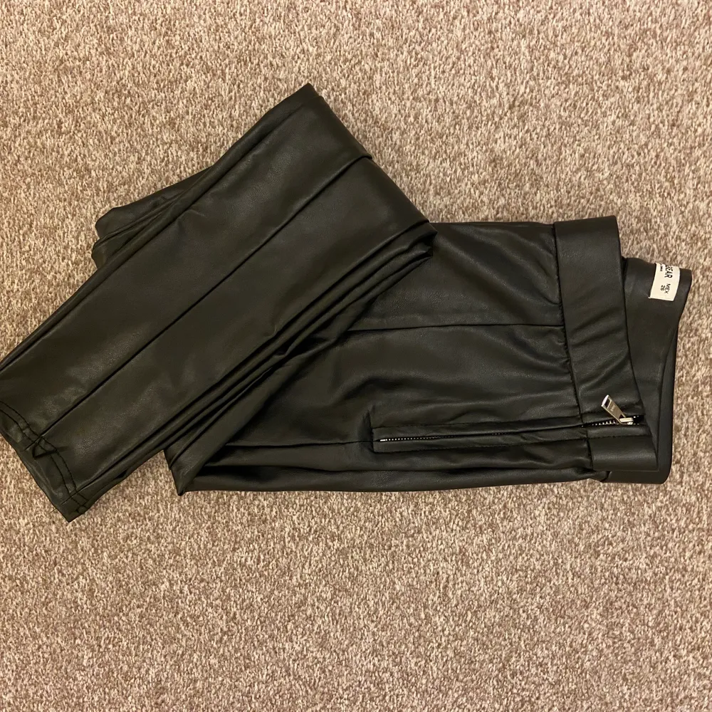 Coola byxor i svart fake-läder🤩 Storlek XS, är jättefina till en lite större stickad tröja!. Jeans & Byxor.
