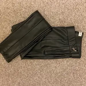 Coola byxor i svart fake-läder🤩 Storlek XS, är jättefina till en lite större stickad tröja!