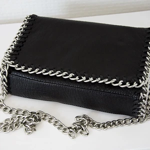 Tiamo Väska  - säljer nu härmed min fina Tiamo väska som är inköpt för 500 kr. Gnska så välanvänd därav priset. ✨🥰