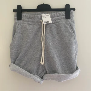 Helt nya mjukis shorts  - Jätte sköna mjukis shorts med prislapp kvar. Köpt på H&M strl XS. 60;- köparen betalar frakt 🦋