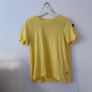Superfin gul t-shirt - Använd ett fåtal gånger. Superfin och mjuk. Säljer pga trångt i garderoben 💘