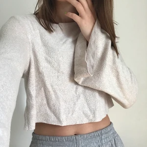 Mjuk tröja med bellsleeves - Supermjuk tröja från Mango med vida ärmar. Perfekt för varma sommarkvällar eller som en mysig hösttröja :) frakt tillkommer