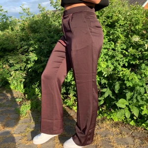 Perfekta byxor från carin wester - Säljer nu dessa otroligt fina byxor från carin wester!! Älskar verkligen dem, men har bara använt de 1 gång eftersom att de är för stora för mig... Perfekt för en utekväll