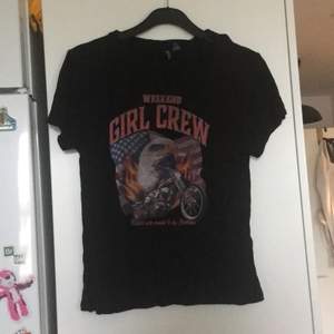 Svart t-shirt med tryck ”girl crew”