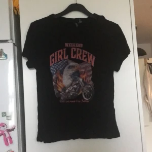 Svart t-shirt stl s - Svart t-shirt med tryck ”girl crew”