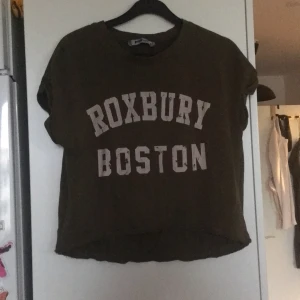 Militärgrön crop top stl s - Grön topp med tryck på.