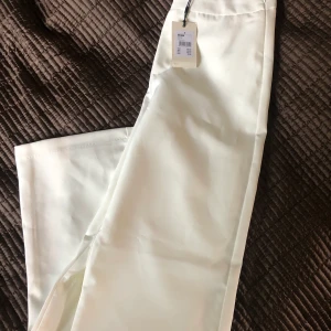 Vita kostymbyxor  - Helt nya kostym byxo från bikbok, aldrig använda 
