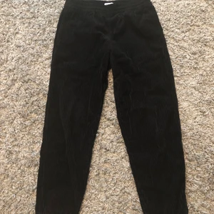 Weekday byxor - Svarta manchesterbyxor från weekday! Säljer de eftersom att jag inte riktigt gillar modellen och de är stora. Inte använda många gånger, så ny skick! Köpare står för frakt 