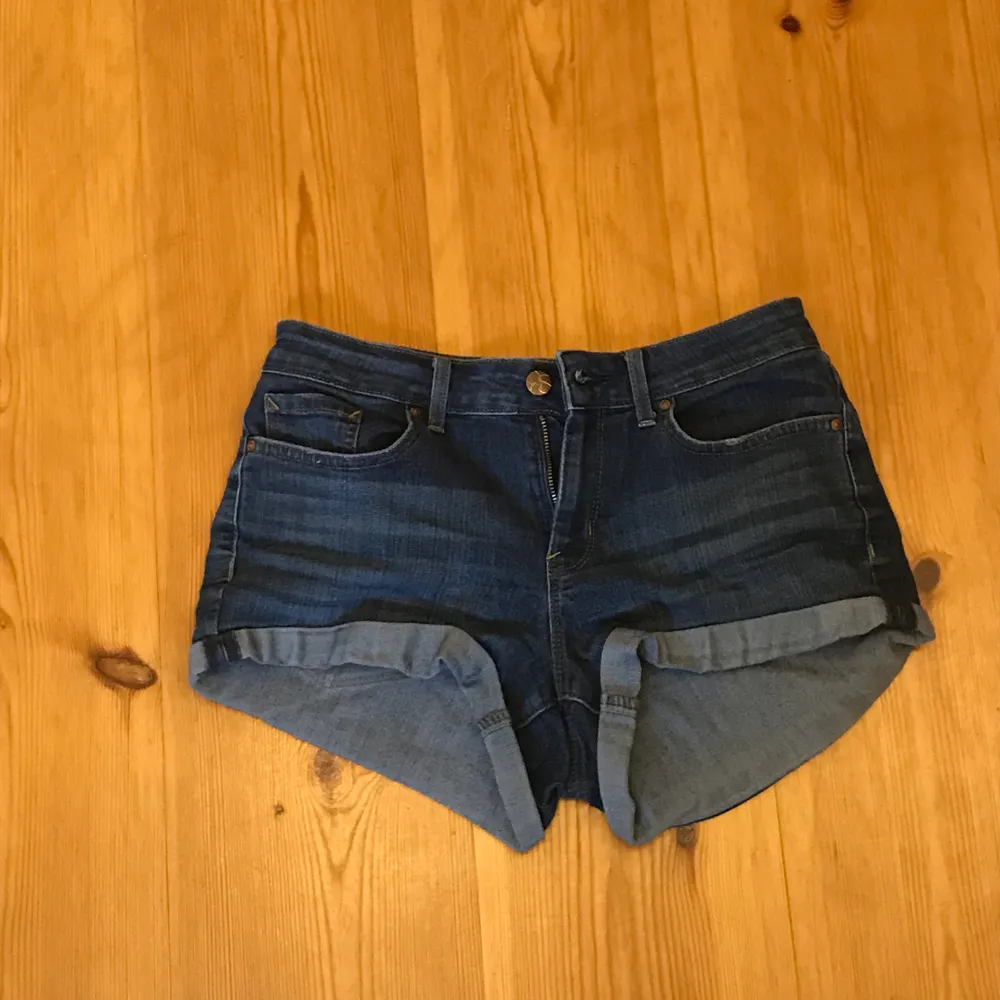 jeanshorts från Jessica Simpson, köpa i new york. Säljer för att de tyvärr är för små för mig nu. Storlek 27 jeansstorlek. Frakt ingår i priset!!. Shorts.