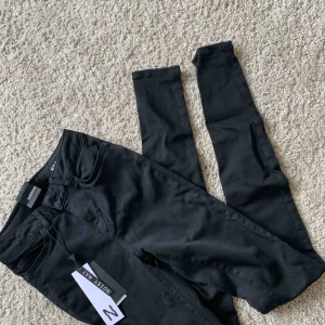  - Helt nya, oanvända svarta jeans i superskönt och stretchigt material från Noisy May. Str W25/L32. 
