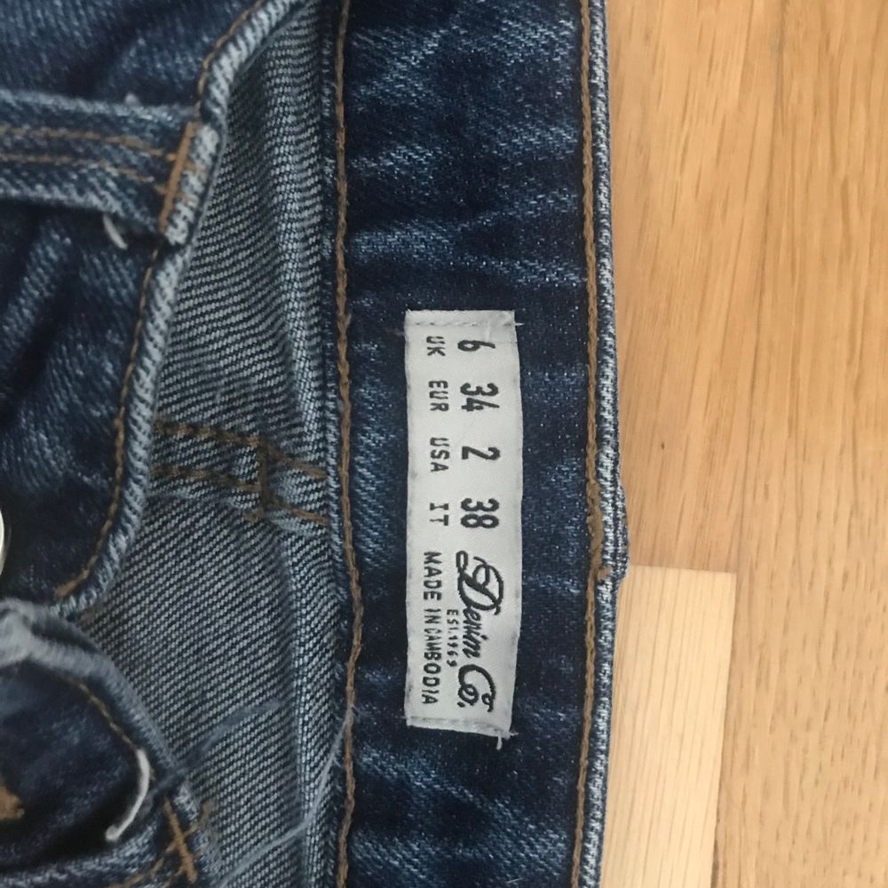 Säljer dessa jättesköna jeans från Denim & Co, då de tyvärr inte kommer till användning och jag har för många jeans 😅. Kan mötas upp i Stockholm, annars tillkommer frakt :) Kontakta vid intresse!❣️. Jeans & Byxor.