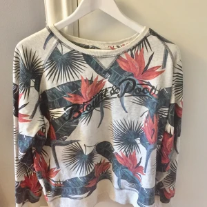 Tröja  - Den är nästan ny inget fel på den här tröjan