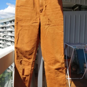 Levi's jeans, senapsgula. US strl.7  - Schyssta jeans i senapsgult från levi's. Höga i midjan. 