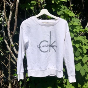 Calvin Klein - Vit lite oversized Calvin Klein Jeans tröja i st. XS. Knappt använd. Säljer den för 130kr, frakt tillkommer!🤍