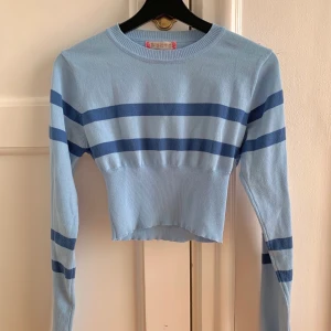 Pastelblå långärmad tröja - Supersöt ljusblå croppad långärmad. Stretchigt och mjukt tyg 💜