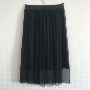 Svart tyllkjol - Härlig kjol i tyll som kan stylas till olika stilar. Kjolen är knälång. Köparen står för frakten