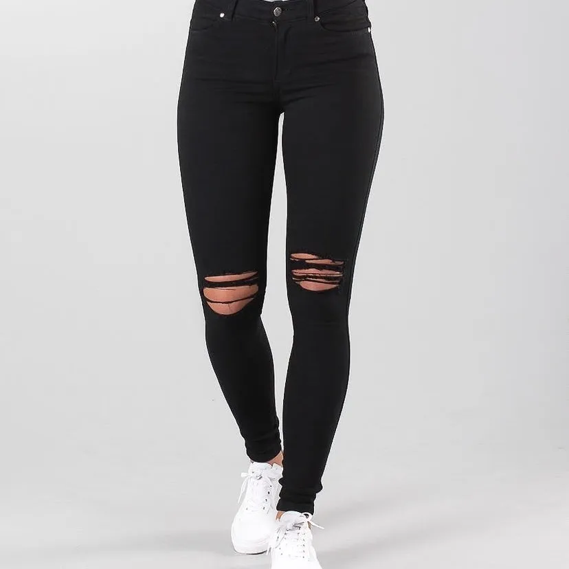 Säljer dessa snygga DRDENIM jeans. Dom är svarta med två stycken hål. Sitter riktigt snyggt och är väldigt bekväma. Dom är i bra skick. Köpte dom för 500kr. . Jeans & Byxor.