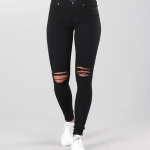 Säljer dessa snygga DRDENIM jeans. Dom är svarta med två stycken hål. Sitter riktigt snyggt och är väldigt bekväma. Dom är i bra skick. Köpte dom för 500kr. 