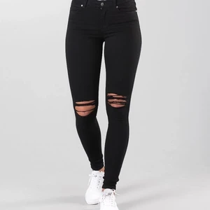 Dr.denim jeans  - Säljer dessa snygga DRDENIM jeans. Dom är svarta med två stycken hål. Sitter riktigt snyggt och är väldigt bekväma. Dom är i bra skick. Köpte dom för 500kr. 