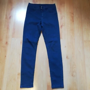 KappAhl Jeans (med stretch) strl. 36 - Mörkblåa jeans i stretch-material i storlek 36. Använda 3 gånger och har ej börjat blekna eller liknande. Säljes pga. fel storlek. Har knapp och dragkedja, samt fickor bak och fram. 75% Bomull, 23% Polyester och 2% Elastan. Pris + inkl. frakt.