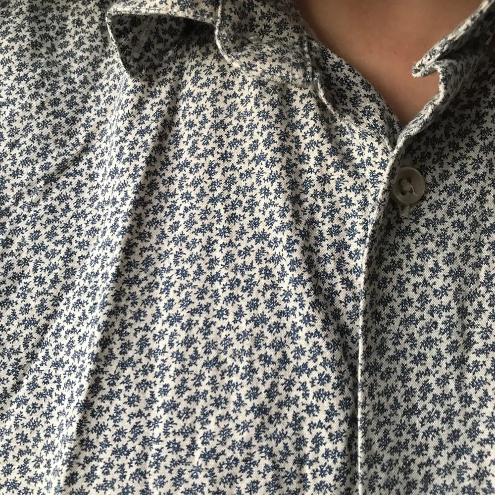 Superfin småblommig blå skjorta från franska märket Emile Lafaurie. 100% bomull och bra passform. Small men passar större. Skjortor.