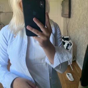 Skjorta - En så fin Ralp Lauren skjorta, som går att styla jätte fint tex bild 2! Köptes för 1200kr på Ralp lauren såklart äkta! ⚡️