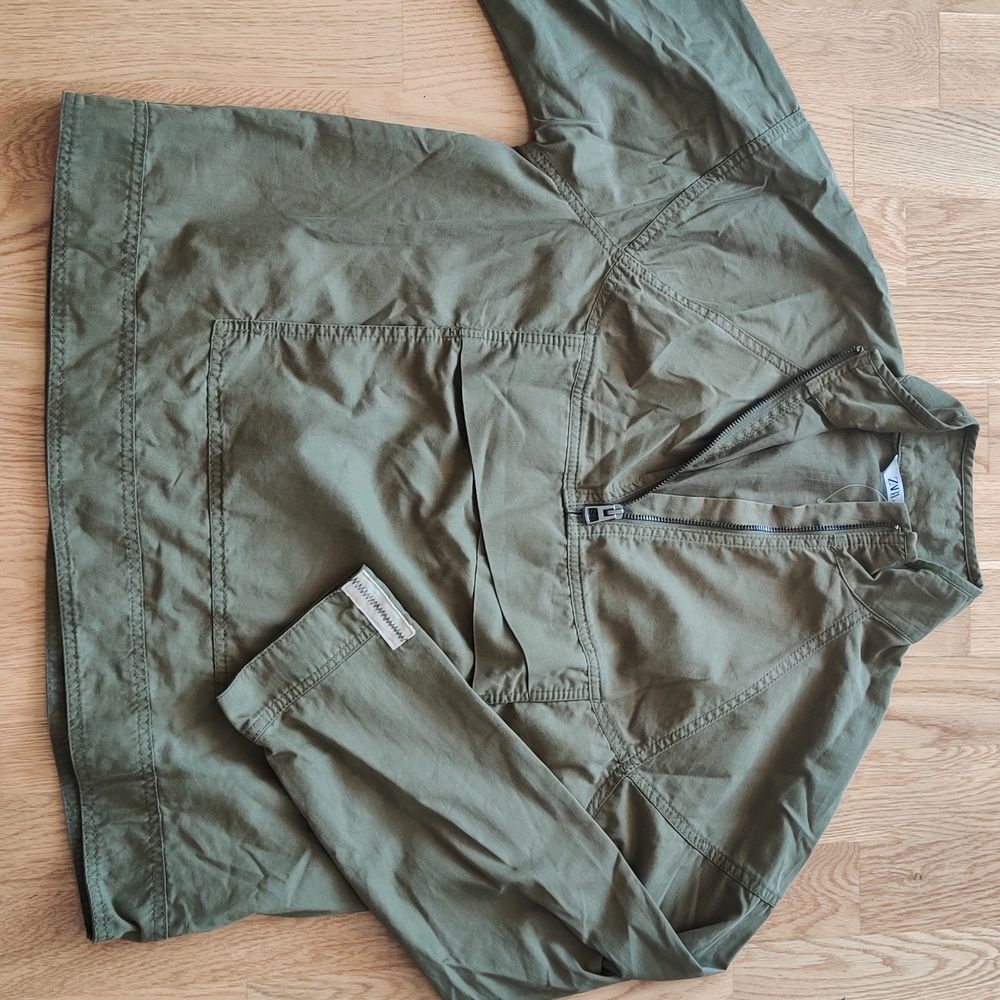 As cool pullover ifrån Zara. Passar jättebra till sena kvällar ute såhär på sommaren. Storlek S, men är lite oversized skulle jag vilja säga. Använd bara en gång, så i helt nytt skick! Färgen är militärgrön. Fraktar gärna, frakten ligger på ca 44kr. ☺️. Jackor.
