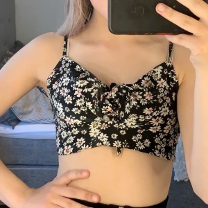 somrig topp - jättesöt somrig topp från bikbok som jag köpte förra året, säljer då den aldrig kommit till användning, så den är i nyskick! 🌸🌸🌸 