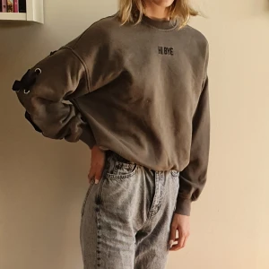 Sweater - Grön sweater med satinband längs med ryggen (se bild 2). Storlek XS. Sparsamt använd! Kan mötas upp i Uppsala/Stockholm, alternativt skicka mot fraktkostnad.💚