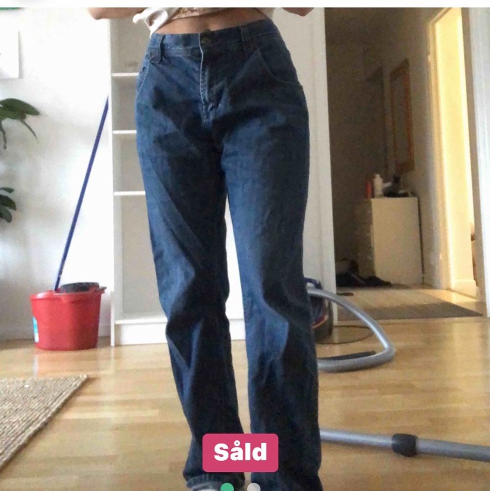 (Inte sålda)Jätte fina jeans! Bra skick!Bilder från förra ägaren, har sytt in de själv så passa S-M och 34-38 pg av hur man vill att de ska sitta💘Köparen står för frakten🥰om du har frågor skriv privat. Jeans & Byxor.