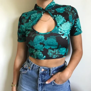 Tröja  - Tröja med cool urringning!! Den är endast testad och har prislapp kvar💖☀️ köpare står för frakt!! Tar endast swish🥰