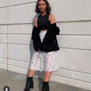 Vinter jacka - Otroligt dålig bild! Det är bara att skriva privat så får du bättre bilder! Den är varm och fin. Den har dock en skada. Ett spänne skadas på ärmen ❤️