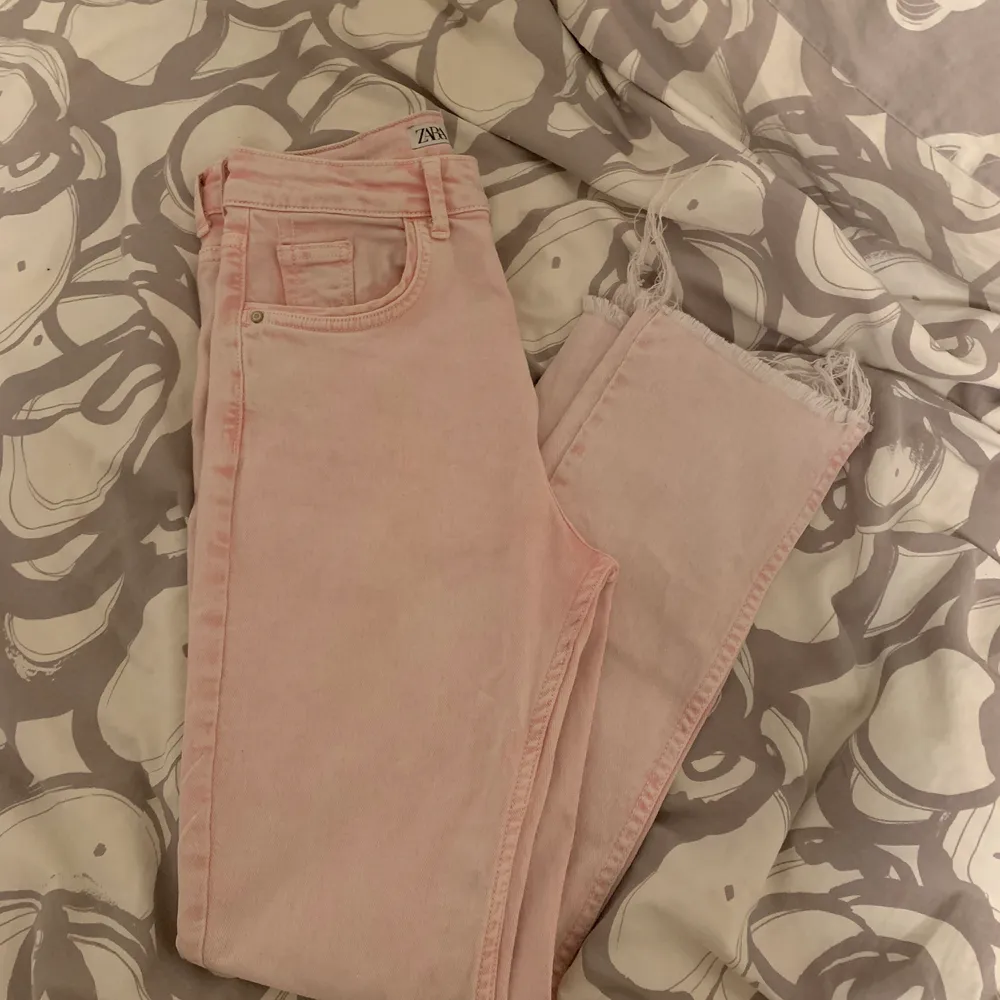 Säljer nu mina skitcoola rosa jeans som tyvärr bara blir liggande i garderoben:( Nyskick! Köparen står för frakten🥰. Jeans & Byxor.