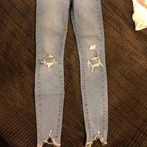 Håliga jeans - Håliga jeans från Gina även uppklippta där nere, endast använda en gång