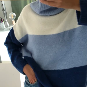 Stickad tröja - Men hur nice stickad tröja, och ännu bättre då den inte är stickig. Köpt på New yorker men kom aldrig till användning. Frakt tillkommer📦