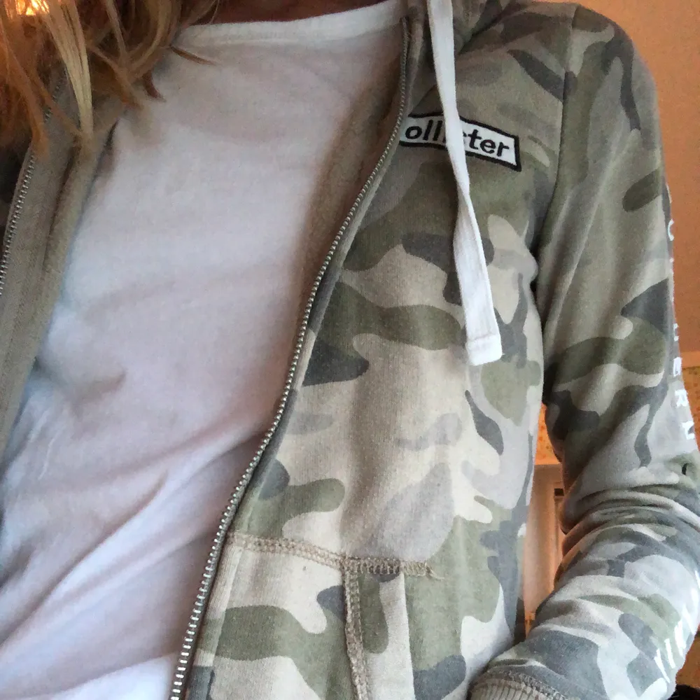 Militärfärgad hollister zip-hoodie! Super skönt material. Skriv för fler bilder/info🥰. Tröjor & Koftor.