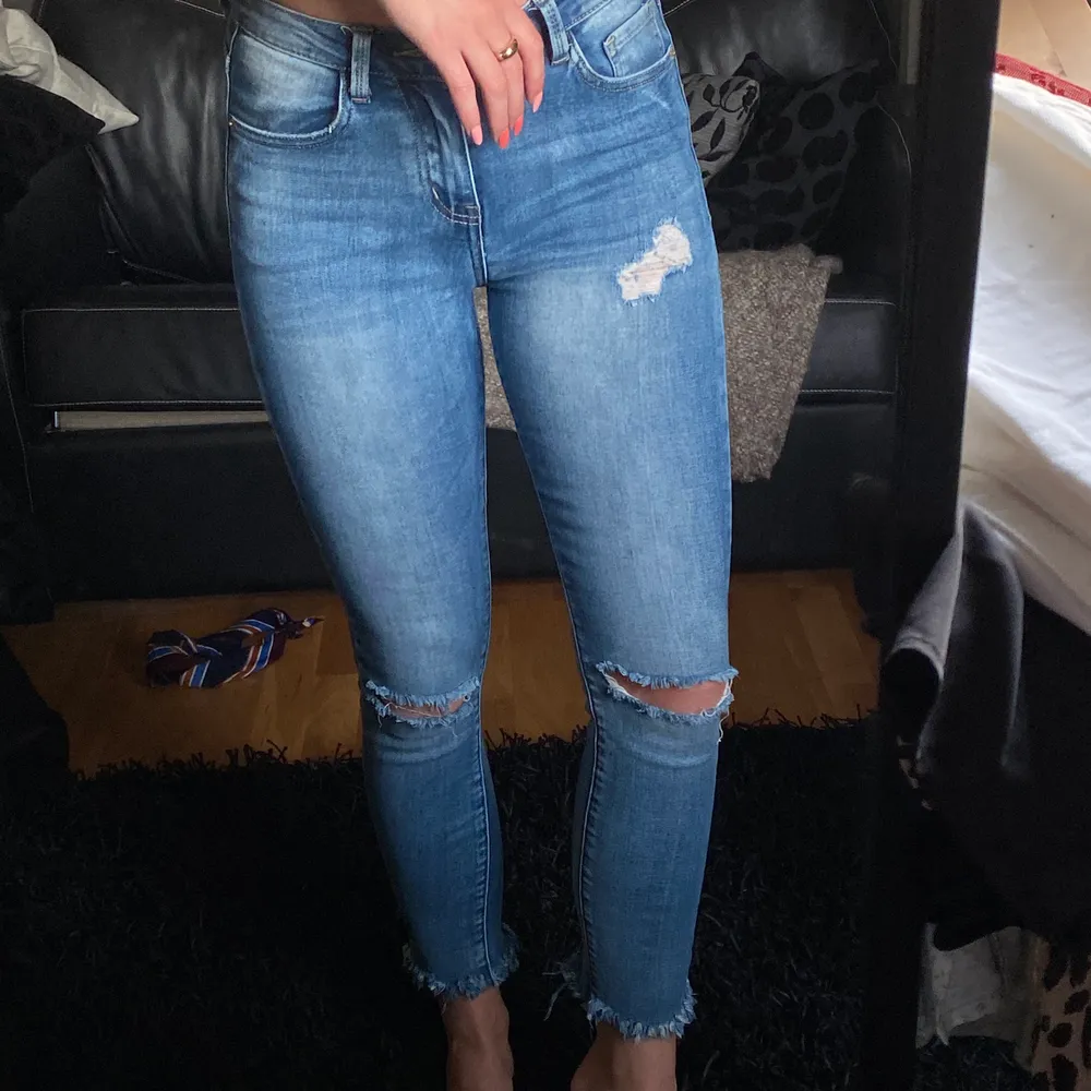 Snygga jeans som sitter perfekt på en 36/34, de är lite korta dock, jag är 164! 🥰 jätte sköna! Har använts som en del men ser fof ut som nya! Någon intresserad, lägg gärna bud😌. Jeans & Byxor.