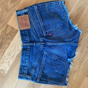 Levis shorts - Mörkblå shorts från Levis i storlek 24. Frakt tillkommer