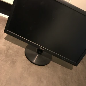 Asus datorskärm  - ASUS dataskärm Erbjuder leverans men köpares står själv för portot