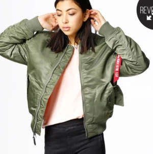 Alpha industriers jacka - som ny, använd max 5-6 gånger. jätte fint skick!! skriv på meddelande för mer bilder!